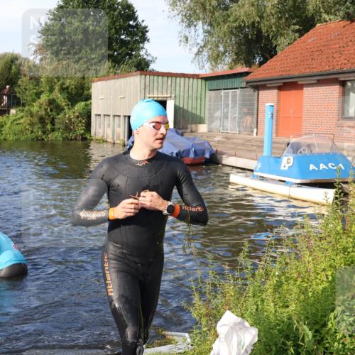 31.08.2025 - Elbe Triathlon Hamburg Luisa Fischer http://msf.ph/oto/8675787 31.08.2025 09:00:43 Schwimmen 393, 403, 424, 489 meine-sportfotos.de