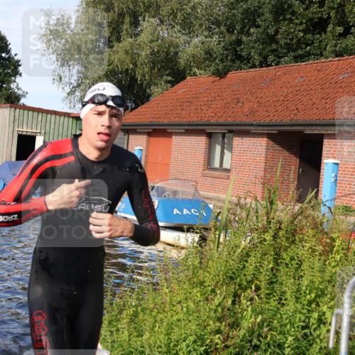 31.08.2025 - Elbe Triathlon Hamburg Luisa Fischer http://msf.ph/oto/8675881 31.08.2025 09:01:34 Schwimmen 502, 533 meine-sportfotos.de