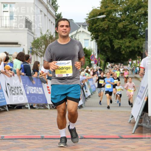 31.08.2025 - 21. Blankeneser Heldenlauf Strokosch-Dieckow http://msf.ph/oto/8675918 31.08.2025 10:28:48 Ziel 2346, 2697, 2700, 2387 meine-sportfotos.de