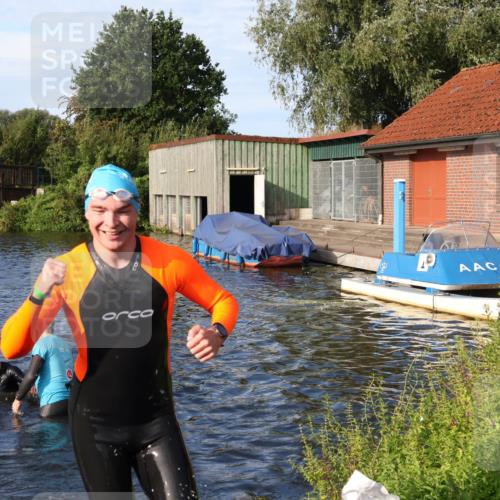 31.08.2025 - Elbe Triathlon Hamburg Luisa Fischer http://msf.ph/oto/8675970 31.08.2025 09:02:17 Schwimmen 409, 415 meine-sportfotos.de