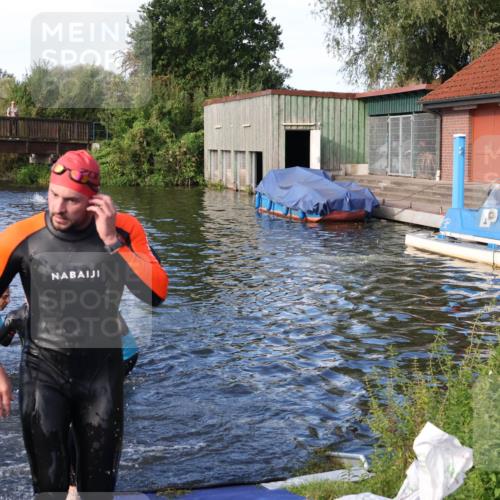31.08.2025 - Elbe Triathlon Hamburg Luisa Fischer http://msf.ph/oto/8676018 31.08.2025 09:03:01 Schwimmen 480, 493, 496 meine-sportfotos.de