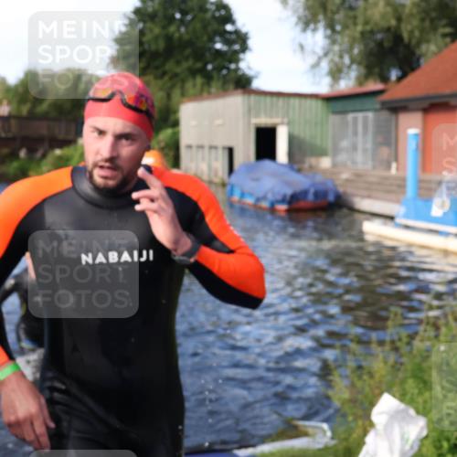 31.08.2025 - Elbe Triathlon Hamburg Luisa Fischer http://msf.ph/oto/8676021 31.08.2025 09:03:01 Schwimmen 480, 493, 496 meine-sportfotos.de