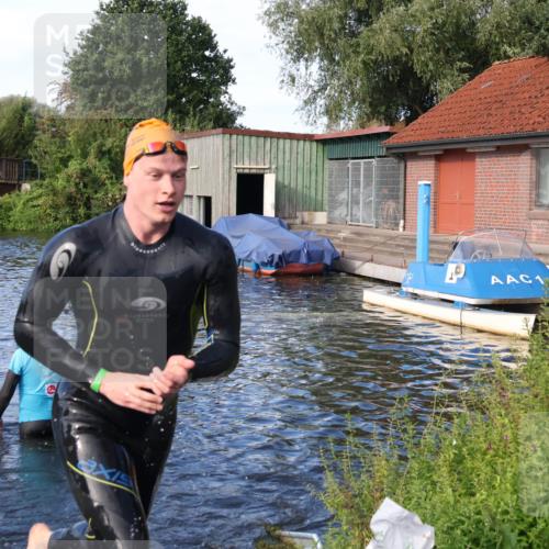 31.08.2025 - Elbe Triathlon Hamburg Luisa Fischer http://msf.ph/oto/8676026 31.08.2025 09:03:04 Schwimmen 480, 493, 496 meine-sportfotos.de