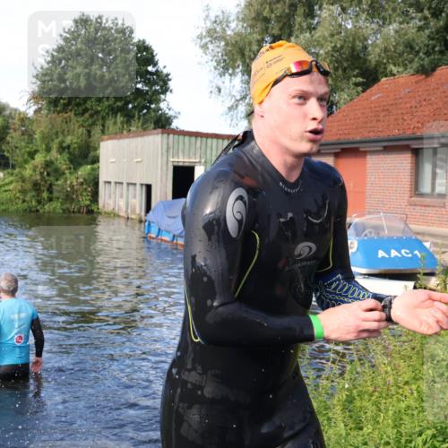 31.08.2025 - Elbe Triathlon Hamburg Luisa Fischer http://msf.ph/oto/8676028 31.08.2025 09:03:04 Schwimmen 480, 493, 496 meine-sportfotos.de