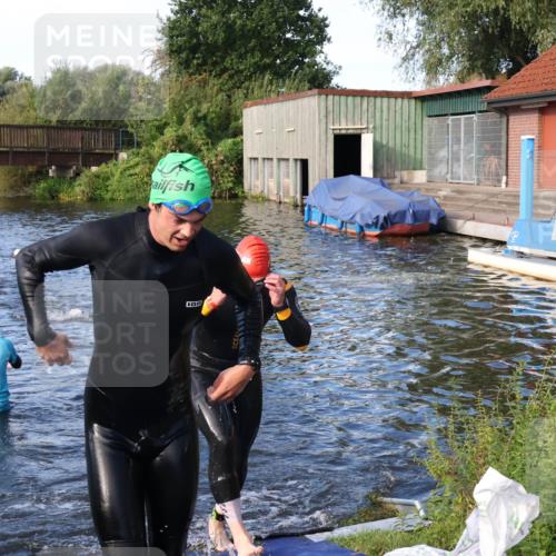 31.08.2025 - Elbe Triathlon Hamburg Luisa Fischer http://msf.ph/oto/8676043 31.08.2025 09:03:36 Schwimmen 394, 582, 619 meine-sportfotos.de