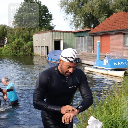 31.08.2025 - Elbe Triathlon Hamburg Luisa Fischer http://msf.ph/oto/8676062 31.08.2025 09:03:50 Schwimmen 387, 483 meine-sportfotos.de