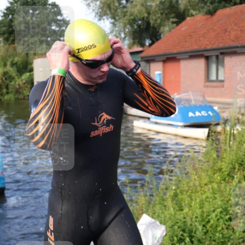 31.08.2025 - Elbe Triathlon Hamburg Luisa Fischer http://msf.ph/oto/8676073 31.08.2025 09:03:54 Schwimmen 387, 528 meine-sportfotos.de
