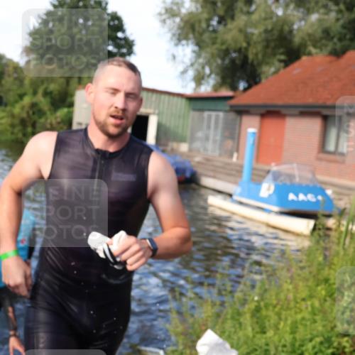 31.08.2025 - Elbe Triathlon Hamburg Luisa Fischer http://msf.ph/oto/8676093 31.08.2025 09:04:02 Schwimmen 528 meine-sportfotos.de