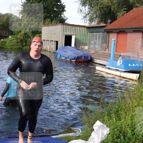 31.08.2025 - Elbe Triathlon Hamburg Luisa Fischer http://msf.ph/oto/8676143 31.08.2025 09:05:09 Schwimmen 504 meine-sportfotos.de