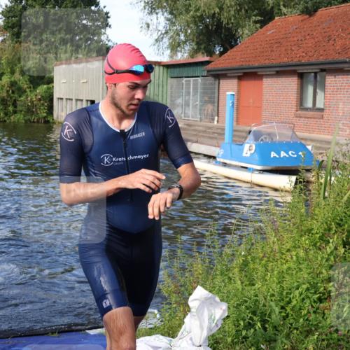 31.08.2025 - Elbe Triathlon Hamburg Luisa Fischer http://msf.ph/oto/8676210 31.08.2025 09:05:55 Schwimmen 420, 463, 517 meine-sportfotos.de