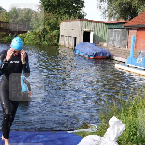 31.08.2025 - Elbe Triathlon Hamburg Luisa Fischer http://msf.ph/oto/8676225 31.08.2025 09:06:01 Schwimmen 447, 463, 517, 645 meine-sportfotos.de