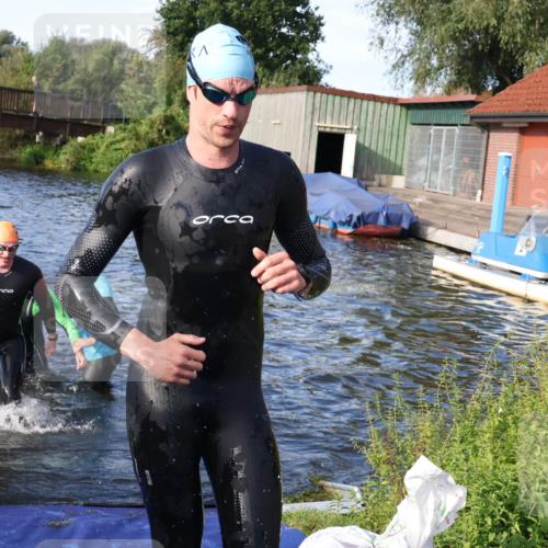 31.08.2025 - Elbe Triathlon Hamburg Luisa Fischer http://msf.ph/oto/8676268 31.08.2025 09:06:21 Schwimmen 410, 416, 524, 530, 598 meine-sportfotos.de