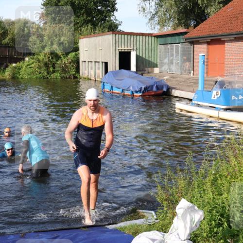 31.08.2025 - Elbe Triathlon Hamburg Luisa Fischer http://msf.ph/oto/8676509 31.08.2025 09:08:52 Schwimmen 422, 497, 521, 925 meine-sportfotos.de