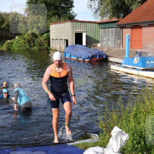 31.08.2025 - Elbe Triathlon Hamburg Luisa Fischer http://msf.ph/oto/8676512 31.08.2025 09:08:53 Schwimmen 422, 497, 521, 925 meine-sportfotos.de