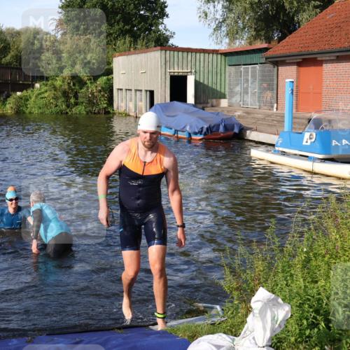 31.08.2025 - Elbe Triathlon Hamburg Luisa Fischer http://msf.ph/oto/8676513 31.08.2025 09:08:53 Schwimmen 422, 497, 521, 925 meine-sportfotos.de