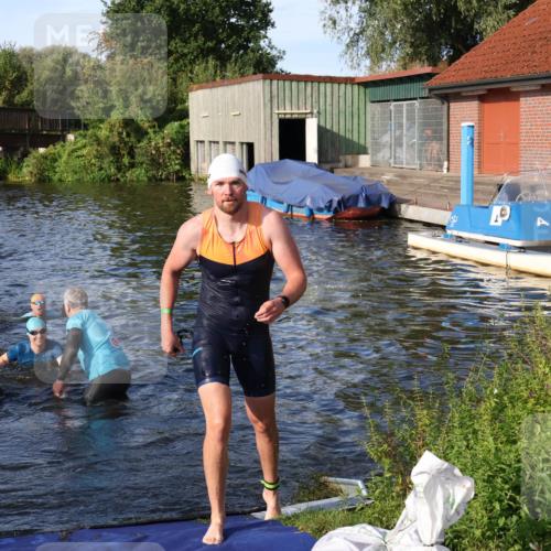 31.08.2025 - Elbe Triathlon Hamburg Luisa Fischer http://msf.ph/oto/8676515 31.08.2025 09:08:53 Schwimmen 422, 497, 521, 925 meine-sportfotos.de