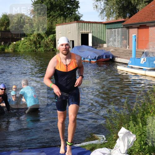 31.08.2025 - Elbe Triathlon Hamburg Luisa Fischer http://msf.ph/oto/8676516 31.08.2025 09:08:54 Schwimmen 422, 497, 521, 925 meine-sportfotos.de