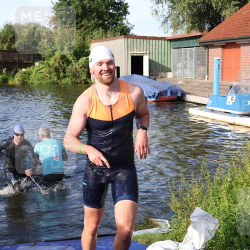 31.08.2025 - Elbe Triathlon Hamburg Luisa Fischer http://msf.ph/oto/8676521 31.08.2025 09:08:54 Schwimmen 422, 497, 521, 925 meine-sportfotos.de