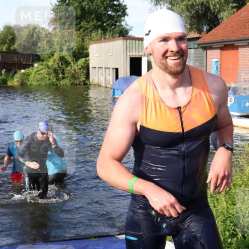 31.08.2025 - Elbe Triathlon Hamburg Luisa Fischer http://msf.ph/oto/8676523 31.08.2025 09:08:55 Schwimmen 422, 472, 497, 521, 925 meine-sportfotos.de