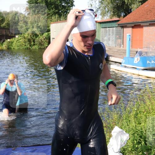 31.08.2025 - Elbe Triathlon Hamburg Luisa Fischer http://msf.ph/oto/8676551 31.08.2025 09:09:02 Schwimmen 418, 472, 521, 925 meine-sportfotos.de