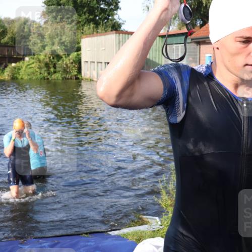 31.08.2025 - Elbe Triathlon Hamburg Luisa Fischer http://msf.ph/oto/8676553 31.08.2025 09:09:02 Schwimmen 418, 472, 521, 925 meine-sportfotos.de