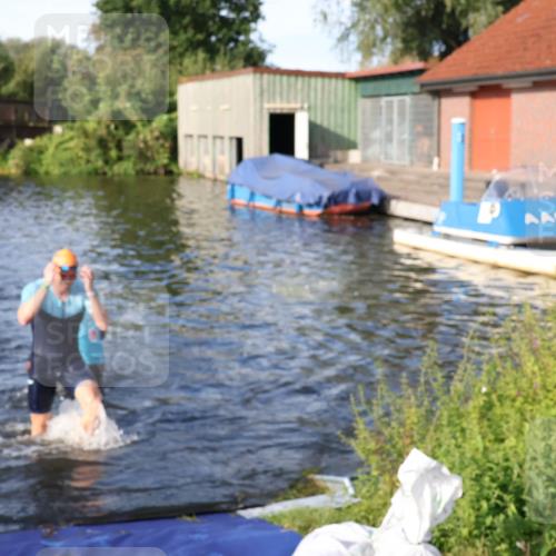31.08.2025 - Elbe Triathlon Hamburg Luisa Fischer http://msf.ph/oto/8676554 31.08.2025 09:09:02 Schwimmen 418, 472, 521, 925 meine-sportfotos.de