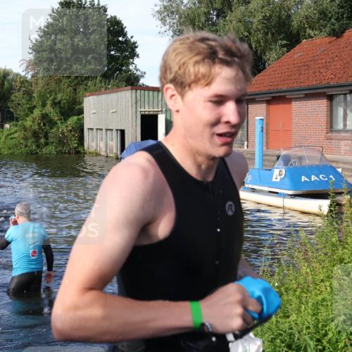 31.08.2025 - Elbe Triathlon Hamburg Luisa Fischer http://msf.ph/oto/8676621 31.08.2025 09:09:45 Schwimmen 390, 561 meine-sportfotos.de