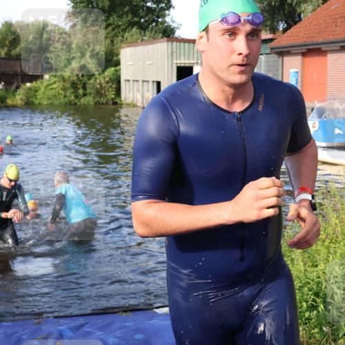 31.08.2025 - Elbe Triathlon Hamburg Luisa Fischer http://msf.ph/oto/8676631 31.08.2025 09:09:53 Schwimmen 459, 481, 561, 589, 646 meine-sportfotos.de