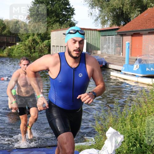 31.08.2025 - Elbe Triathlon Hamburg Luisa Fischer http://msf.ph/oto/8676717 31.08.2025 09:10:15 Schwimmen 432, 473, 478, 658 meine-sportfotos.de