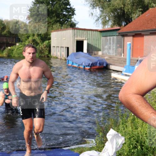 31.08.2025 - Elbe Triathlon Hamburg Luisa Fischer http://msf.ph/oto/8676720 31.08.2025 09:10:16 Schwimmen 432, 473, 478, 658 meine-sportfotos.de