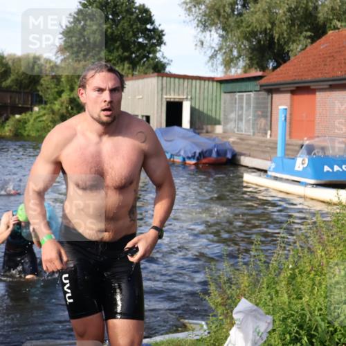 31.08.2025 - Elbe Triathlon Hamburg Luisa Fischer http://msf.ph/oto/8676724 31.08.2025 09:10:16 Schwimmen 432, 473, 478, 658 meine-sportfotos.de