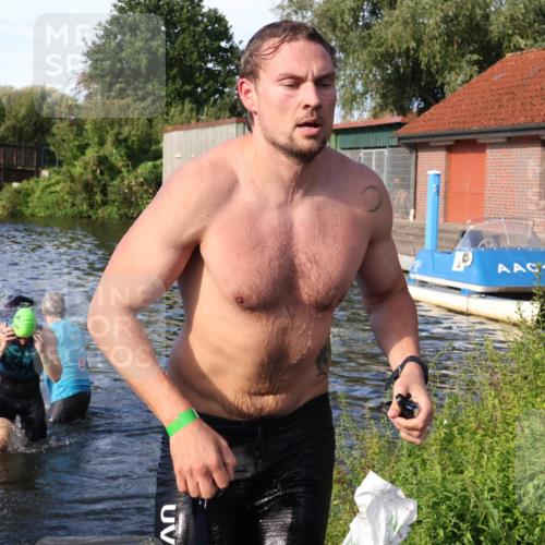 31.08.2025 - Elbe Triathlon Hamburg Luisa Fischer http://msf.ph/oto/8676725 31.08.2025 09:10:17 Schwimmen 432, 473, 478 meine-sportfotos.de