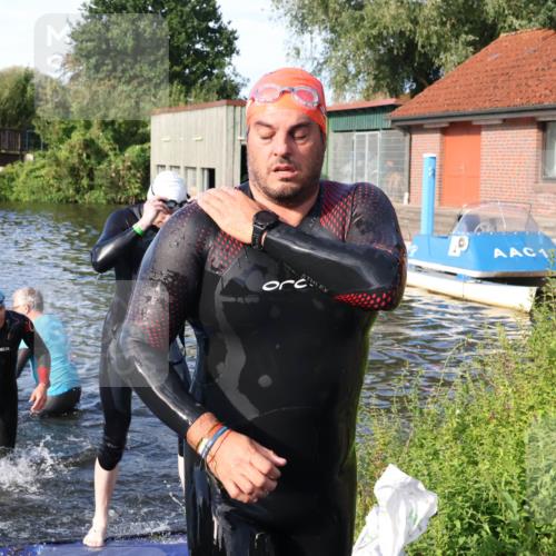 31.08.2025 - Elbe Triathlon Hamburg Luisa Fischer http://msf.ph/oto/8676742 31.08.2025 09:10:33 Schwimmen 454, 499, 603, 655, 834 meine-sportfotos.de