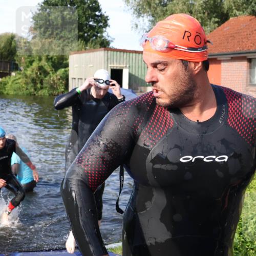 31.08.2025 - Elbe Triathlon Hamburg Luisa Fischer http://msf.ph/oto/8676744 31.08.2025 09:10:33 Schwimmen 454, 499, 603, 655, 834 meine-sportfotos.de