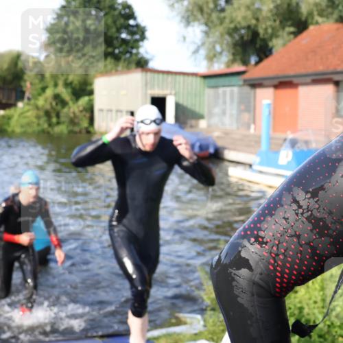 31.08.2025 - Elbe Triathlon Hamburg Luisa Fischer http://msf.ph/oto/8676745 31.08.2025 09:10:34 Schwimmen 454, 499, 603, 655, 834 meine-sportfotos.de