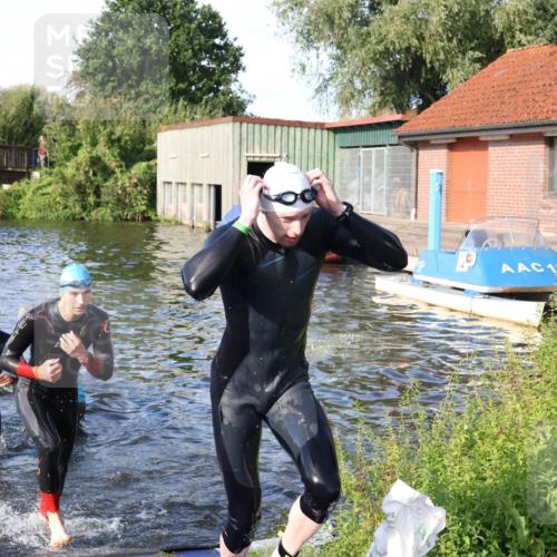 31.08.2025 - Elbe Triathlon Hamburg Luisa Fischer http://msf.ph/oto/8676749 31.08.2025 09:10:34 Schwimmen 454, 499, 603, 655, 834 meine-sportfotos.de