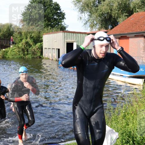 31.08.2025 - Elbe Triathlon Hamburg Luisa Fischer http://msf.ph/oto/8676750 31.08.2025 09:10:34 Schwimmen 454, 499, 603, 655, 834 meine-sportfotos.de