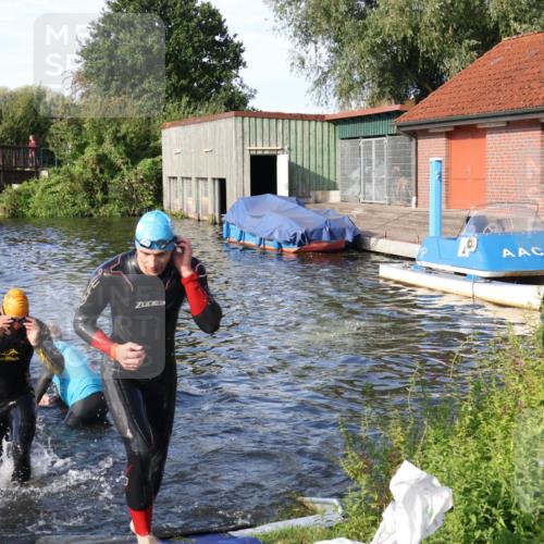 31.08.2025 - Elbe Triathlon Hamburg Luisa Fischer http://msf.ph/oto/8676753 31.08.2025 09:10:35 Schwimmen 454, 499, 603, 655, 834 meine-sportfotos.de