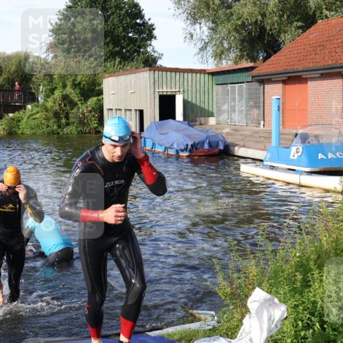 31.08.2025 - Elbe Triathlon Hamburg Luisa Fischer http://msf.ph/oto/8676754 31.08.2025 09:10:35 Schwimmen 454, 499, 603, 655, 834 meine-sportfotos.de