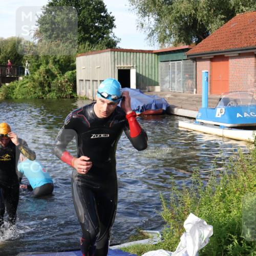 31.08.2025 - Elbe Triathlon Hamburg Luisa Fischer http://msf.ph/oto/8676757 31.08.2025 09:10:36 Schwimmen 454, 499, 603, 655, 834 meine-sportfotos.de