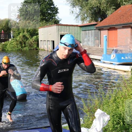 31.08.2025 - Elbe Triathlon Hamburg Luisa Fischer http://msf.ph/oto/8676759 31.08.2025 09:10:36 Schwimmen 454, 499, 603, 655, 834 meine-sportfotos.de