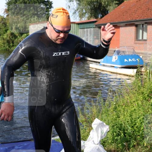 31.08.2025 - Elbe Triathlon Hamburg Luisa Fischer http://msf.ph/oto/8676784 31.08.2025 09:10:41 Schwimmen 499, 603 meine-sportfotos.de