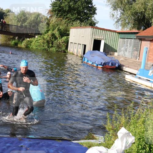 31.08.2025 - Elbe Triathlon Hamburg Luisa Fischer http://msf.ph/oto/8676839 31.08.2025 09:11:08 Schwimmen 428, 557, 574 meine-sportfotos.de