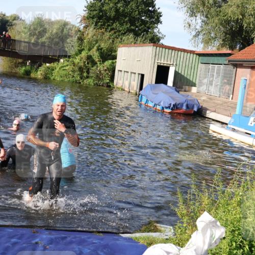 31.08.2025 - Elbe Triathlon Hamburg Luisa Fischer http://msf.ph/oto/8676842 31.08.2025 09:11:08 Schwimmen 428, 557, 574 meine-sportfotos.de