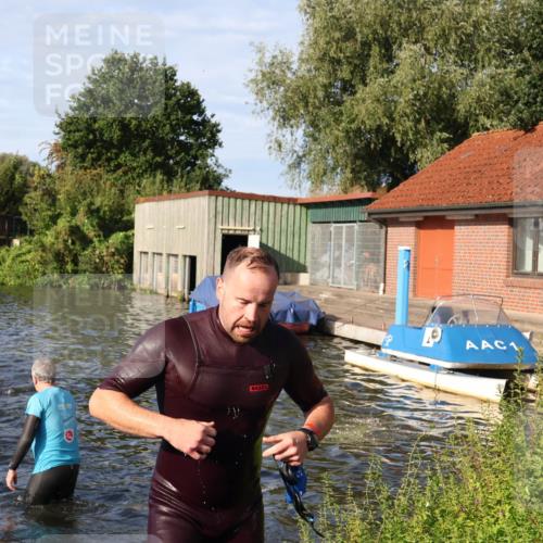31.08.2025 - Elbe Triathlon Hamburg Luisa Fischer http://msf.ph/oto/8676862 31.08.2025 09:11:29 Schwimmen 576, 588, 614, 652 meine-sportfotos.de