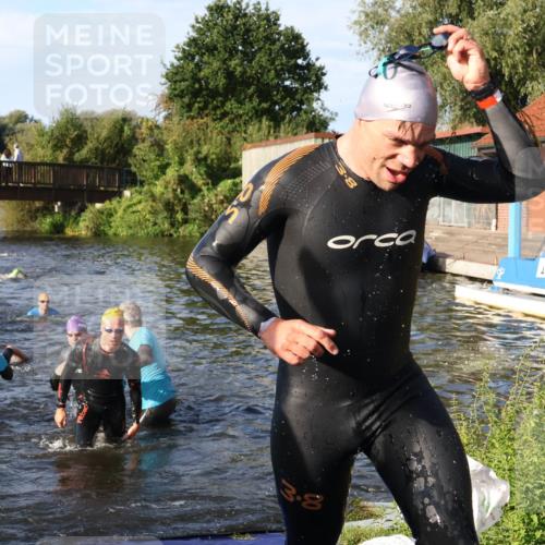 31.08.2025 - Elbe Triathlon Hamburg Luisa Fischer http://msf.ph/oto/8676868 31.08.2025 09:11:39 Schwimmen 575, 614, 616, 652, 656 meine-sportfotos.de