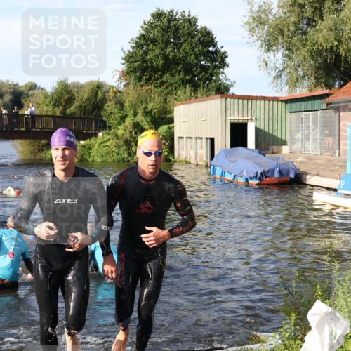 31.08.2025 - Elbe Triathlon Hamburg Luisa Fischer http://msf.ph/oto/8676884 31.08.2025 09:11:42 Schwimmen 575, 614, 616, 653, 656 meine-sportfotos.de