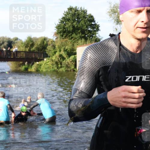 31.08.2025 - Elbe Triathlon Hamburg Luisa Fischer http://msf.ph/oto/8676890 31.08.2025 09:11:43 Schwimmen 575, 616, 653, 656 meine-sportfotos.de