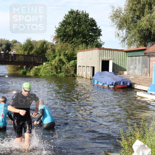 31.08.2025 - Elbe Triathlon Hamburg Luisa Fischer http://msf.ph/oto/8676901 31.08.2025 09:11:45 Schwimmen 575, 616, 653, 656 meine-sportfotos.de