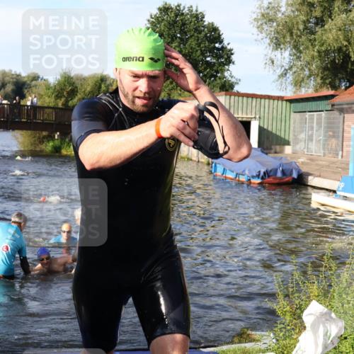 31.08.2025 - Elbe Triathlon Hamburg Luisa Fischer http://msf.ph/oto/8676911 31.08.2025 09:11:47 Schwimmen 438, 616, 653 meine-sportfotos.de